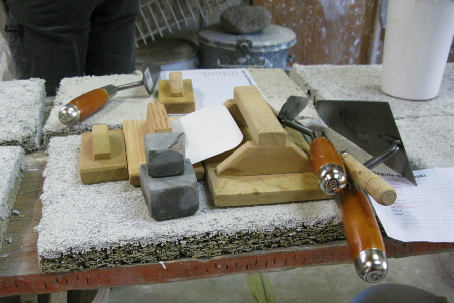 Werkzeuge für den Tadelakt (traditionelle marokkanische Kalkputztechnik): Holzkellen, Glättespachteln und Poliersteine
