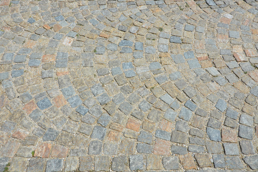 Farben aus dem Steinreich: Boden aus Besetzungsteinen mit vielfältigen Nuancen von Grau, Naturorange und Beige