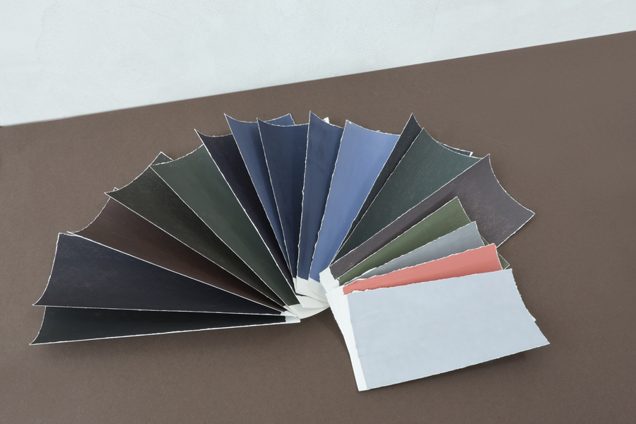 Kühlende Brise: Handgestrichene Papier-Farbmuster mit kühlen Grau-, Blau-, Grün-, Braun- und Aprikosen-Nuancen