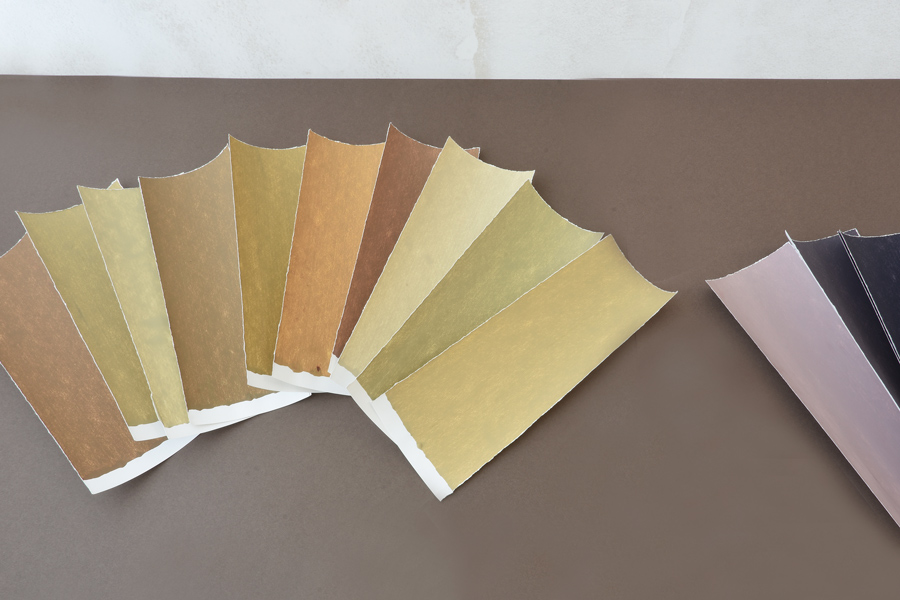 Limonadenklänge und Ockernuancen: Handgestrichene Papier-Farbmuster mit frischen Gelb- und erdigen Ocker-Nuancen