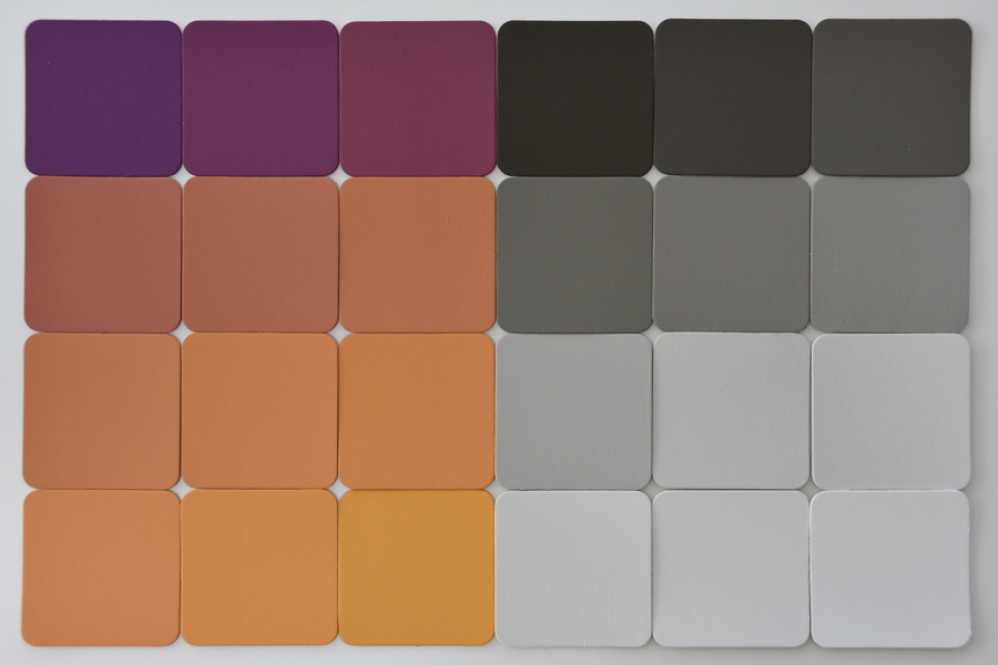 Farbwandlungen: zwölf quadratische Farbmuster von Viollet zu Gelb und zwölf quadratische Farbmuster von Schwarz zu Weiss