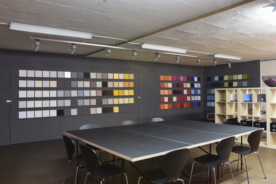Atelier. Präsenttationsraum des Ateliers für Farbgestaltung raumatmosphaeren.ch mit Farbmusterkollektion kt.COLOR