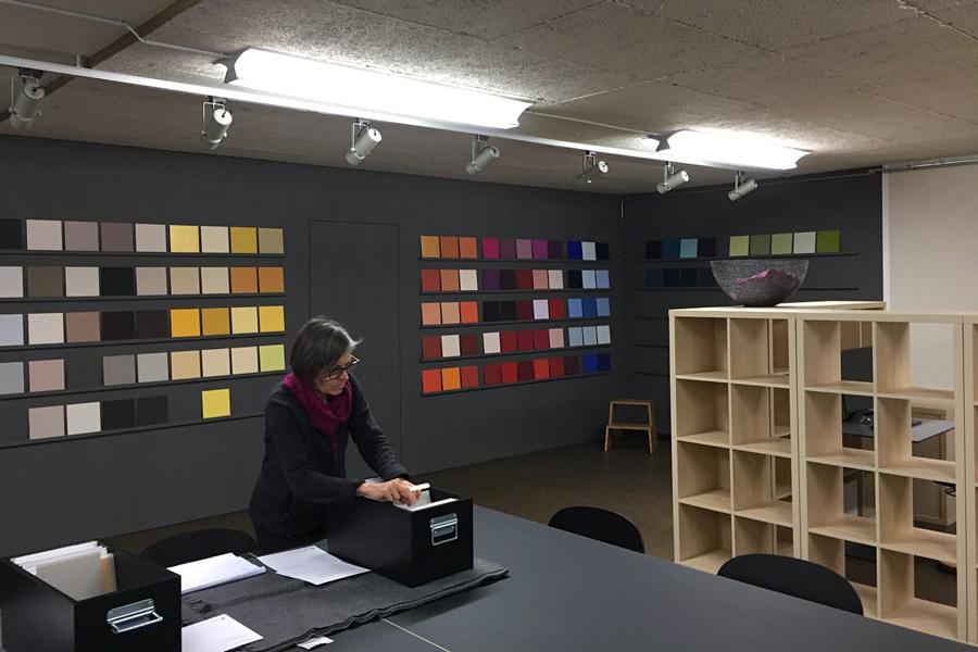 Das Bild zeigt Regula Bielinski an der Arbeit im Showroom des Ateliers für Farbgestaltung raumatmosphaeren.ch, Heimberg b. Thun