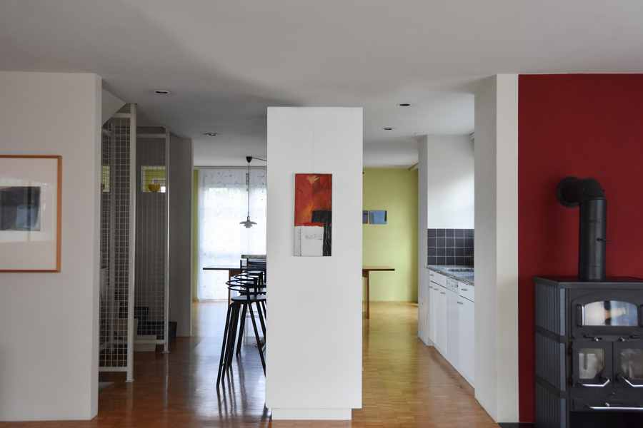 Farbgestaltung + Feng Shui im Innenraum: Das Bild zeigt den Blick vom Wohnzimmer im Erdgeschoss zur offenen Küche und zum Esszimmer.