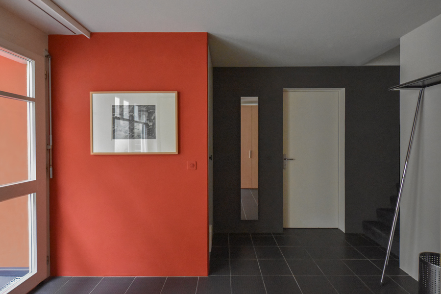Farbgestaltung Innenraum: Das Bild zeigt den Eingangsbereich/Entrée eines Einfamilienhauses - Farbkonzept mit kt.COLOR Farben.
