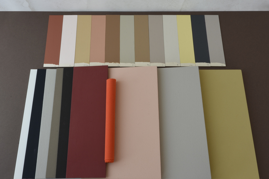 Das Bild zeigt eine Zusammenstellung von Farbmustern und Materialmustern für eine harmonische Farbgestaltung, die den Farbkonzept einbezieht.