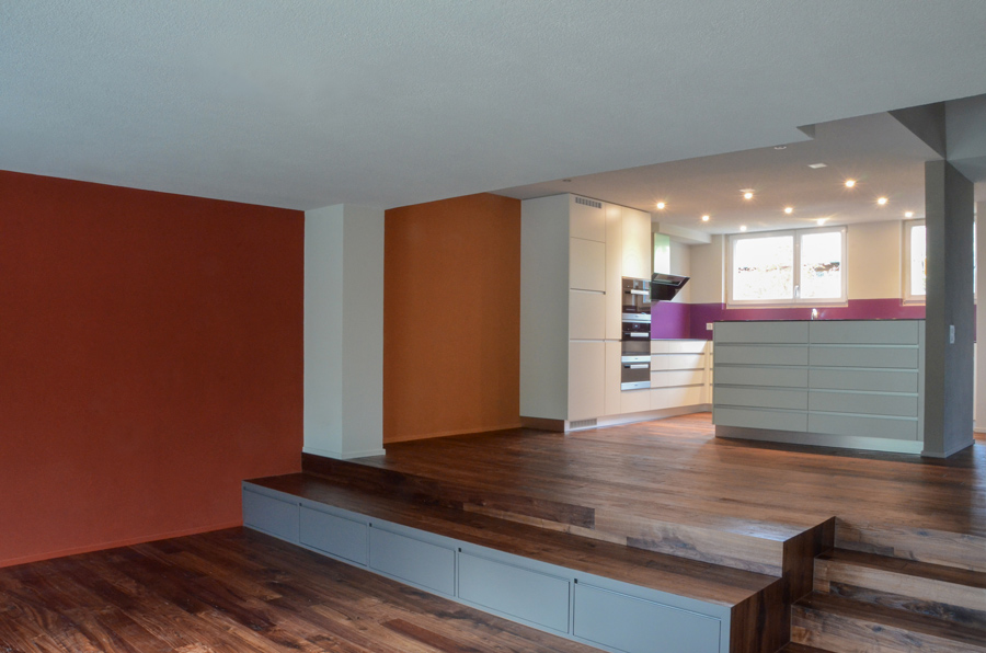 Farbgestaltung Wohnraum: Das Bild zeigt den Wohnraum im Erdgeschoss in Richtung offener Küche nach der Renovation.