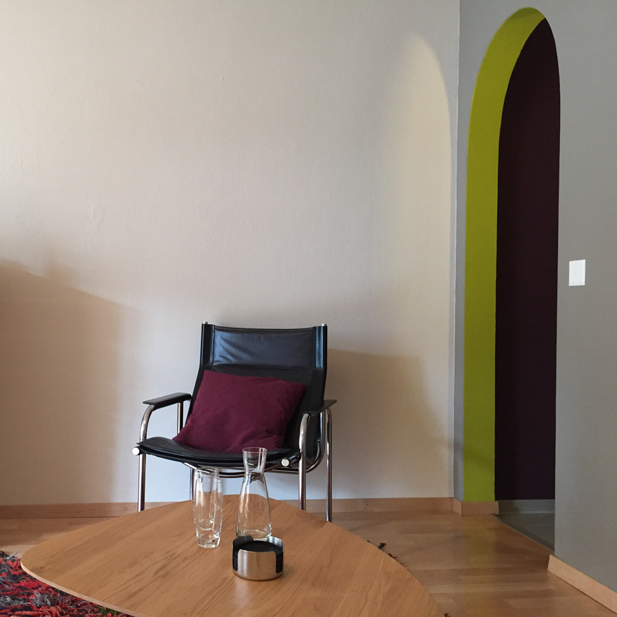 Farbgestaltung Praxisraum: Das Bild zeigt die Farbgebung des bogenförmigen Durchgangs zum kleinen Nebenraum.
